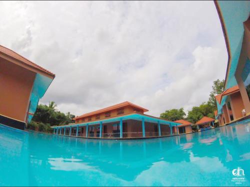 Bazén v ubytování SAJ Earth Resort & Convention Center , Kochi nebo v jeho okolí