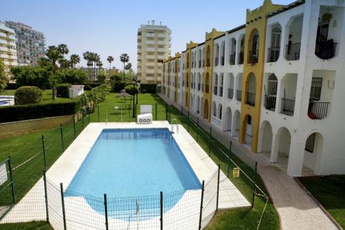 una piscina frente a un edificio en Apartamento Andalucía, en Benalmádena