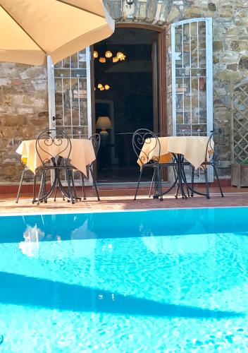 two chairs and a table and a swimming pool at Casa Vacanze Il Cenito in Castellabate