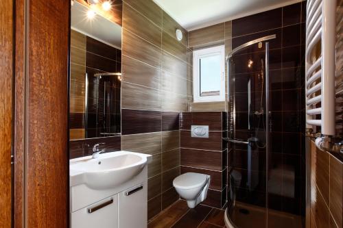 a bathroom with a toilet and a sink at Jerry Apartment in Jastrzębia Góra