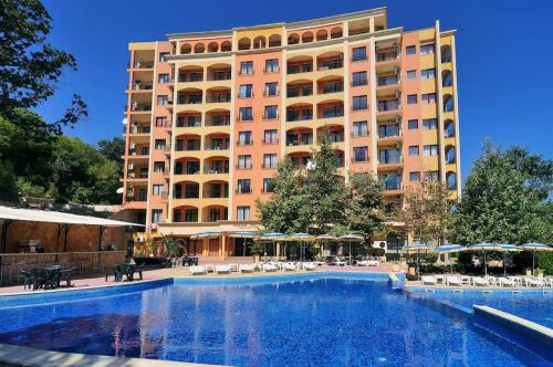 Πισίνα στο ή κοντά στο Kris Apartments at Paradise Green Park