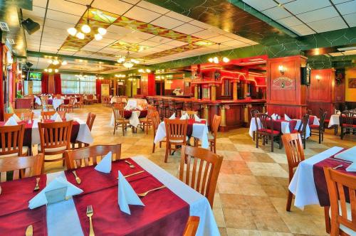 una sala da pranzo con tavoli e sedie in un ristorante di Kris Apartments at Paradise Green Park a Golden Sands