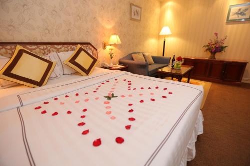 Postel nebo postele na pokoji v ubytování Lotus Saigon Hotel