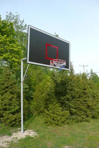 a basketball hoop with a net in a field at Pähklimäe Laagrikeskus in Vanamõisa