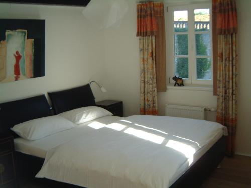 - une chambre avec un lit blanc et une fenêtre dans l'établissement Appartement Kirschgarten Mainz Rochusstraße, à Mayence