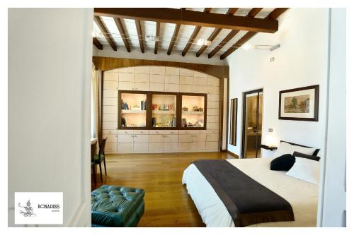um quarto com uma cama grande num quarto em Bonadies Suite em Barletta