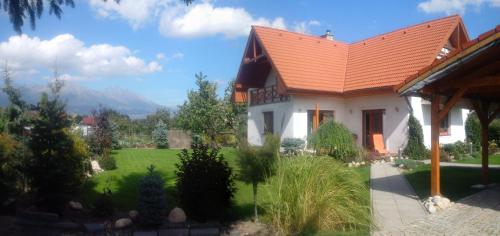 dom z pomarańczowym dachem i dziedzińcem w obiekcie AAprivat Tatry w Świcie