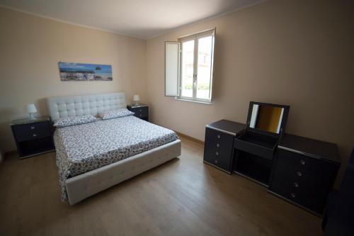 カターニアにあるYellow Orange Catania Ogninaのベッドルーム1室(ベッド1台、ドレッサー2台、窓付)