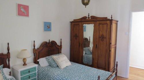 a bedroom with a bed and a dresser and a mirror at Vivenda Maria de Lourdes in Maiorga