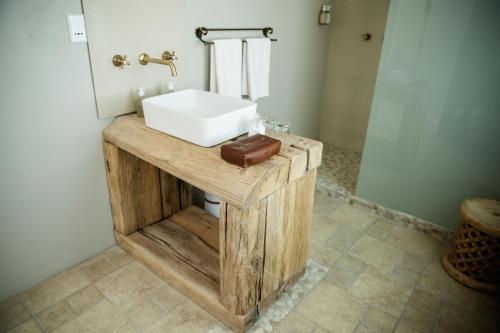 A bathroom at Driftwood Guesthouse