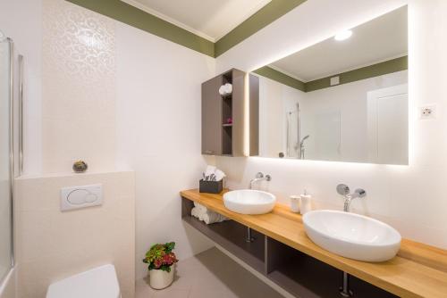 Comfort LUXE Adriatic View & JACUZZI Znjan BEACH في سبليت: حمام مغسلتين ومرآة
