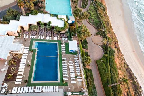 Bazén v ubytování The Seasons Hotel -Studio & Suite nebo v jeho okolí