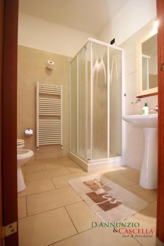 a bathroom with a shower and a toilet and a sink at B&B D'Annunzio in San Giovanni Teatino