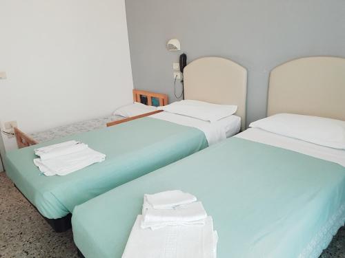 En eller flere senge i et værelse på Hotel Amados