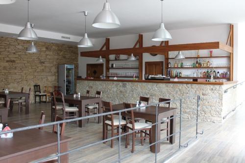 um restaurante com mesas e cadeiras e uma parede de tijolos em Penzion Vanůvecký Dvůr em Telč