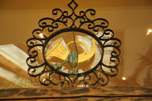 a mirror sitting on top of a table at Hotel-Gasthof Zur Post in Velburg