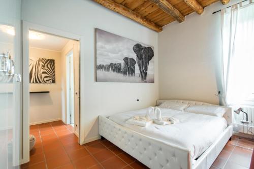 ein Schlafzimmer mit einem Bett und einem Wandgemälde in der Unterkunft Sole&Luna Comolake Apartments in Como