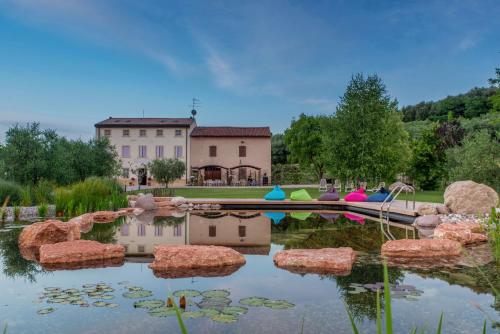 a large pond in front of a house at Agriturismo Casa Aurora in Bussolengo
