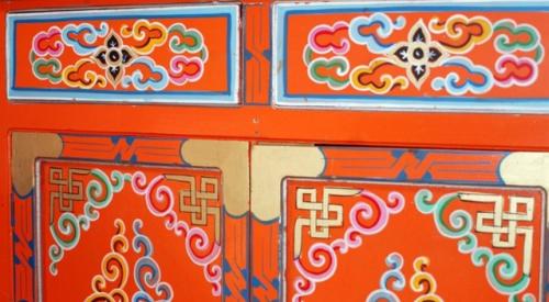 a close up of a painting on the side of a bus at Yourte d'Aiguevives in Céré-la-Ronde