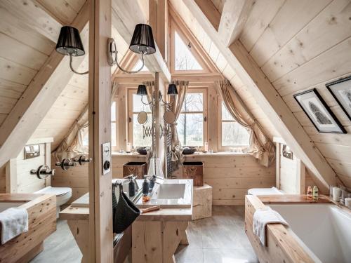 - Baño en el ático con 2 lavabos y bañera en GORSKA OSADA Lovely Chalets Zakopane, en Poronin