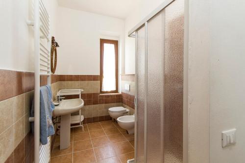 ロジニャーノ・マリッティモにあるPodere La Grande Querciaのバスルーム(トイレ、洗面台付)