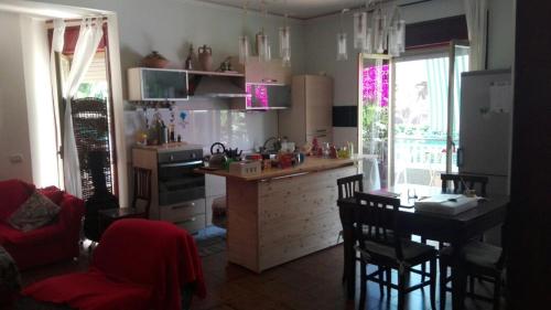 Кухня или кухненски бокс в Casa Tellina lungomare scogliera