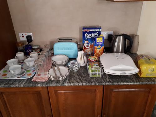 - un comptoir de cuisine avec une cafetière et d'autres articles dans l'établissement Nocturne Family House, à Paola