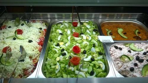 een weergave van dienbladen van verschillende soorten levensmiddelen bij Balneo & SPA Hotel Aura in Velingrad