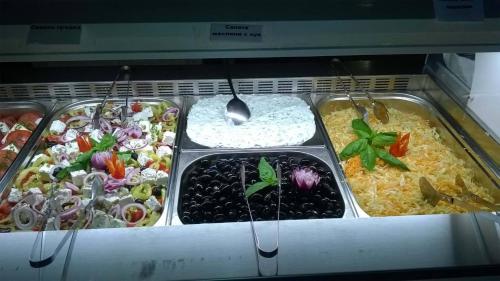 een dienblad met verschillende soorten voedsel bij Balneo & SPA Hotel Aura in Velingrad