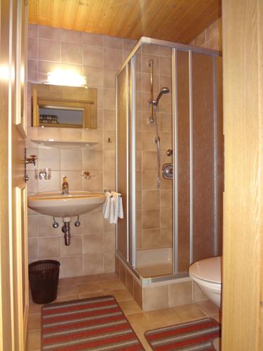 Kylpyhuone majoituspaikassa Haus Bergheimat