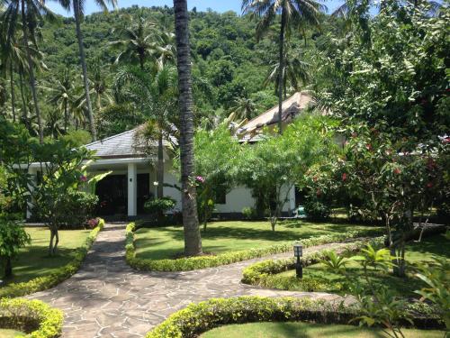 a house in the middle of a garden at Villa Tujuh in Senggigi 