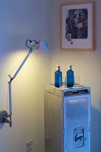 a lamp with two bottles on top of an appliance at Hotel Mirador de Chamartín in Madrid