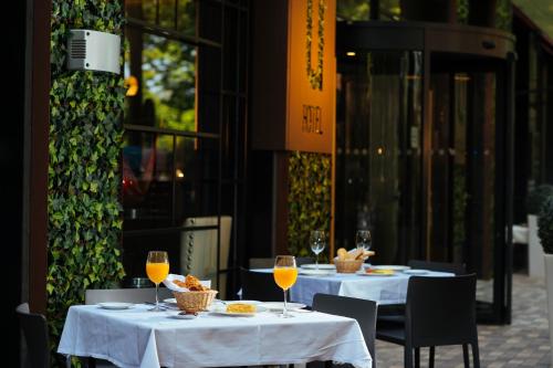 a couple of tables with glasses of orange wine at Hotel Mirador de Chamartín in Madrid