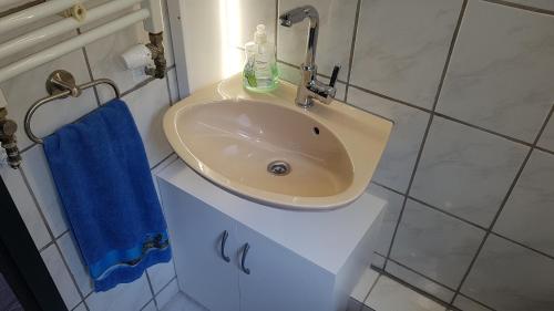 Bilik mandi di Gewölbestudio Hemsbach