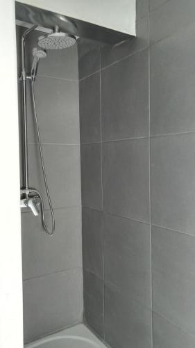 une douche avec pommeau de douche dans une salle de bain dans l'établissement les Bovrieres, à Cysoing