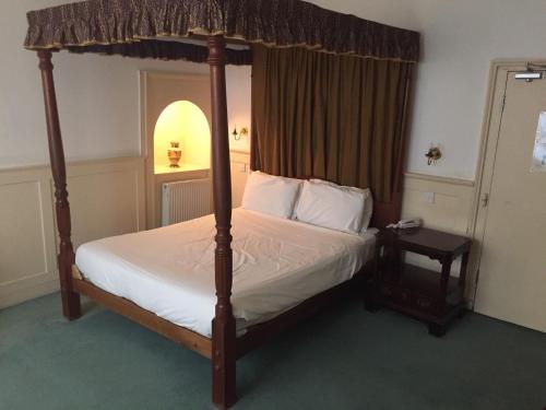 Łóżko lub łóżka w pokoju w obiekcie White Hart Hotel
