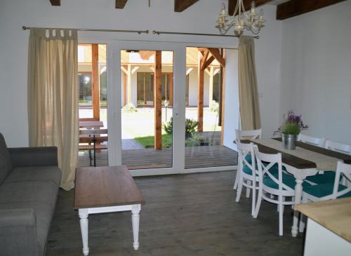 una sala de estar con un sofá y una mesa en Lawendowe domki, en Karwia