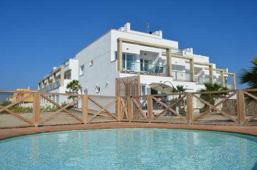 een huis met een zwembad voor een gebouw bij Arenales del Mar Menor - 9308 in La Manga del Mar Menor