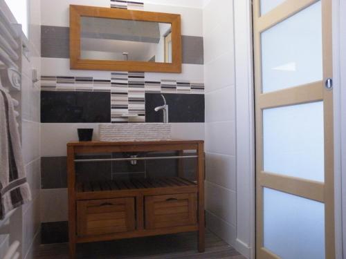 une salle de bain avec un lavabo et un miroir dans l'établissement Maison de la Mascotte, à Châteaurenard