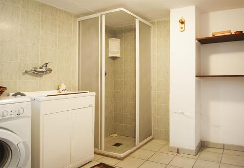ガリアーノ・デル・カーポにあるVilla Svevaのバスルーム(シャワー、洗濯機付)