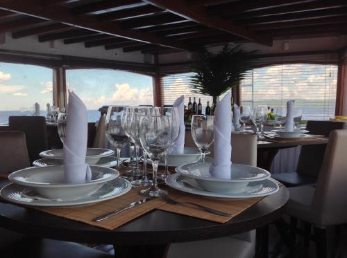 En restaurant eller et andet spisested på MV Desafio
