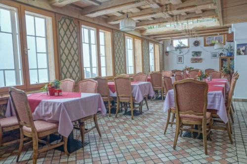 מסעדה או מקום אחר לאכול בו ב-Gasthof Dorfschenke