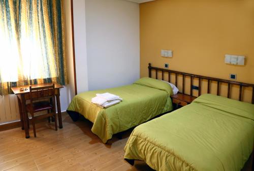 Ένα ή περισσότερα κρεβάτια σε δωμάτιο στο Hostal Muralla