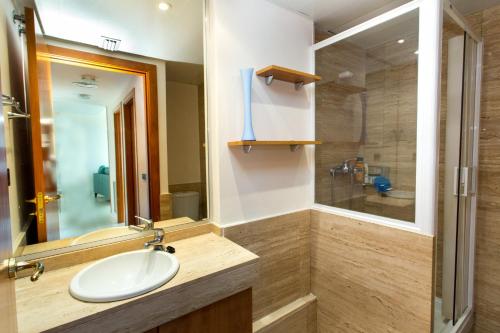 ブラナスにあるCentral park Blanesのバスルーム(洗面台、ガラス張りのシャワー付)