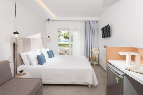 Ένα ή περισσότερα κρεβάτια σε δωμάτιο στο Akti Belvedere Color & Essence