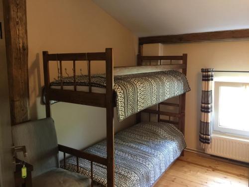 Двухъярусная кровать или двухъярусные кровати в номере Czarkowice Młyn