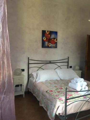 sypialnia z łóżkiem i zdjęciem na ścianie w obiekcie Cinque Terre Experience by Amedeo w mieście Piano di Follo