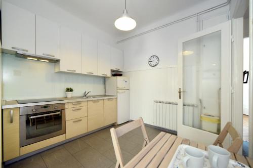 Sunny Apartment Zagreb - Spacious 2BR with Balcony