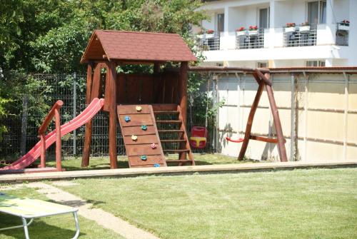 un parque infantil con tobogán y estructura de juegos en Mara Apartman, en Sárvár