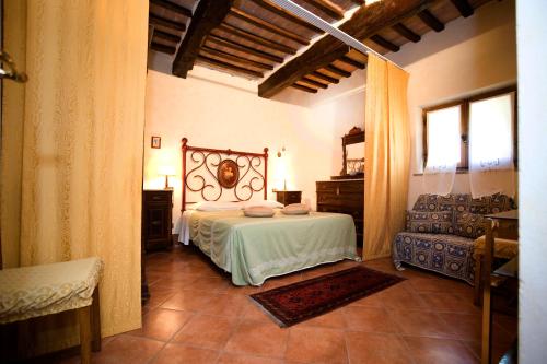 um quarto com uma cama e uma cadeira em B&B Il Pettirosso di Siena em Siena